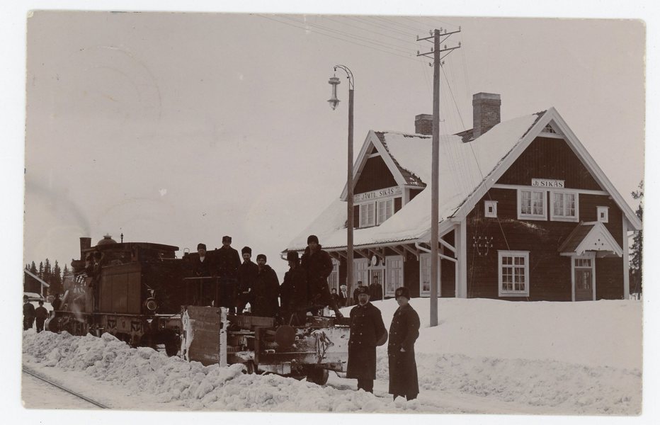 VYKORT: Järnvägs-stationen Jemtlands Sikås, ä f frank 1913.