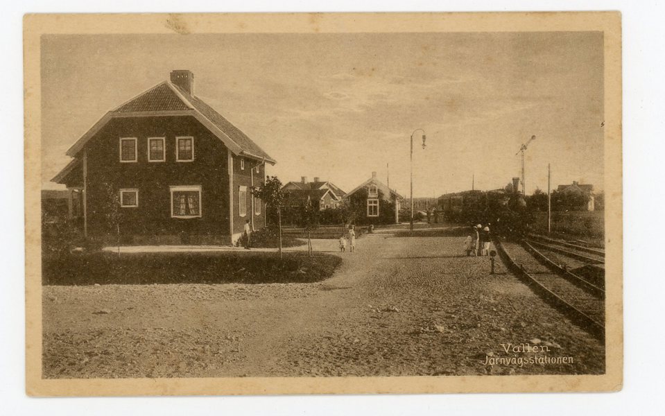 VYKORT: Vallen Järnvägs-station frank. 1920.
