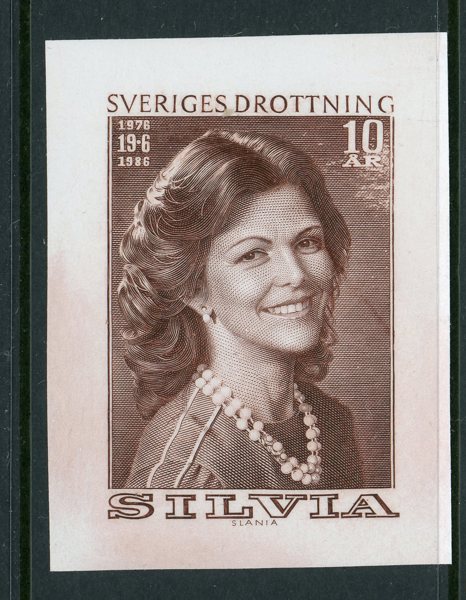SLANIA: gravyr Drottning Silvia, brun färg.