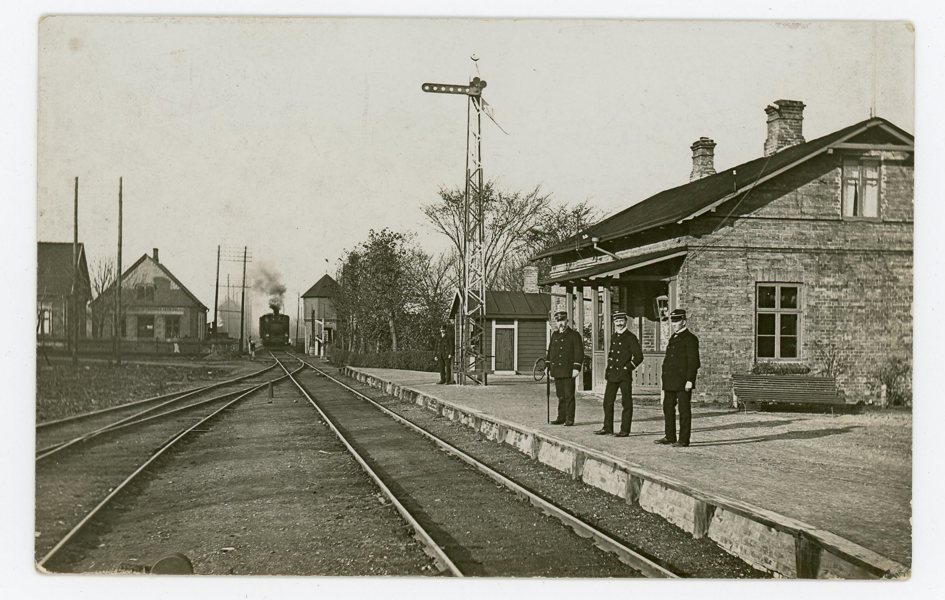 VYKORT Hököpinge Järnvägs-station ä f med personal och lok ca 1910