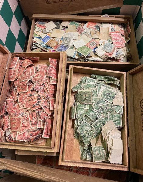 HELA VÄRLDEN: spännande låda gamla genuina dubbletter.