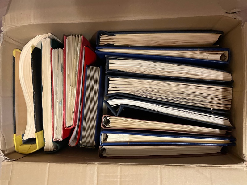 HELA VÄRLDEN: flyttlåda med 13 album + mapp.