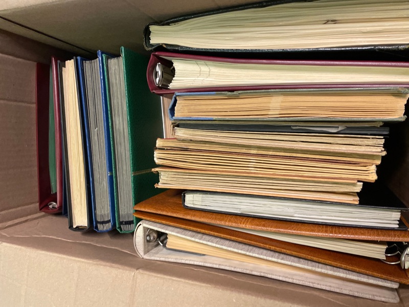 HELA VÄRLDEN: flyttlåda med 16 album.