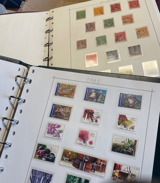 Australien: samling 1913-2005 i två visir-pärmar.