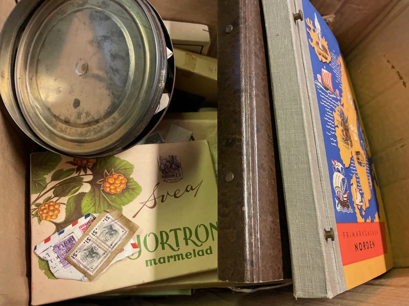 HELA VÄRLDEN: fyndlåda orörd sedan ca 1975.