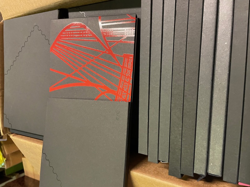 DANMARK: 64st Prestige-satser i svarta foldrar.