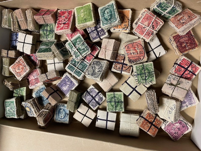 Ca 60st 100-buntar Oscar II till Bandmärken.