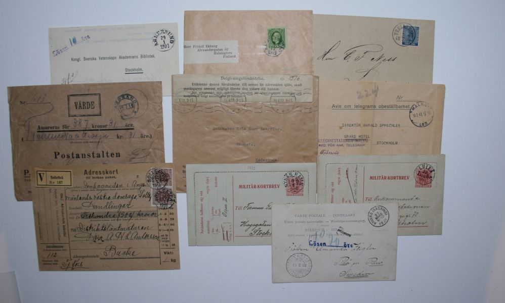 Pärm med 54 försändelser bla SMÅ TJÄNSTE, flera bra.