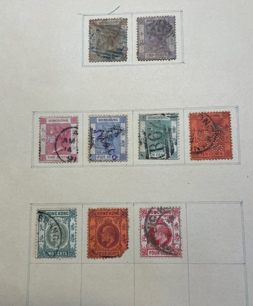 HELA VÄRLDEN: gammalt material på ca 50 album-blad.