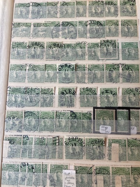 MEDALJONG: album med bla nyanser och stämplar.