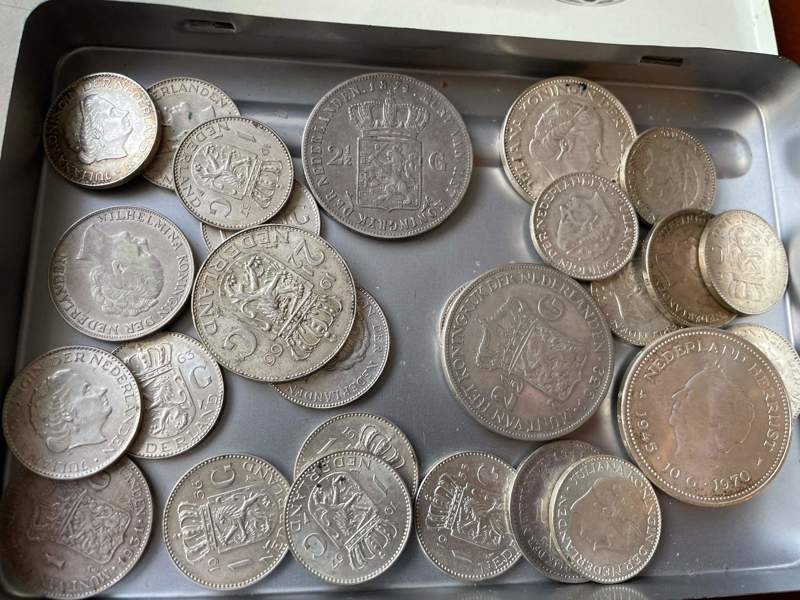 MYNT Nederländerna: 5st 2 1/2 Gulden och 24st 1 Gulden, allt i silver.