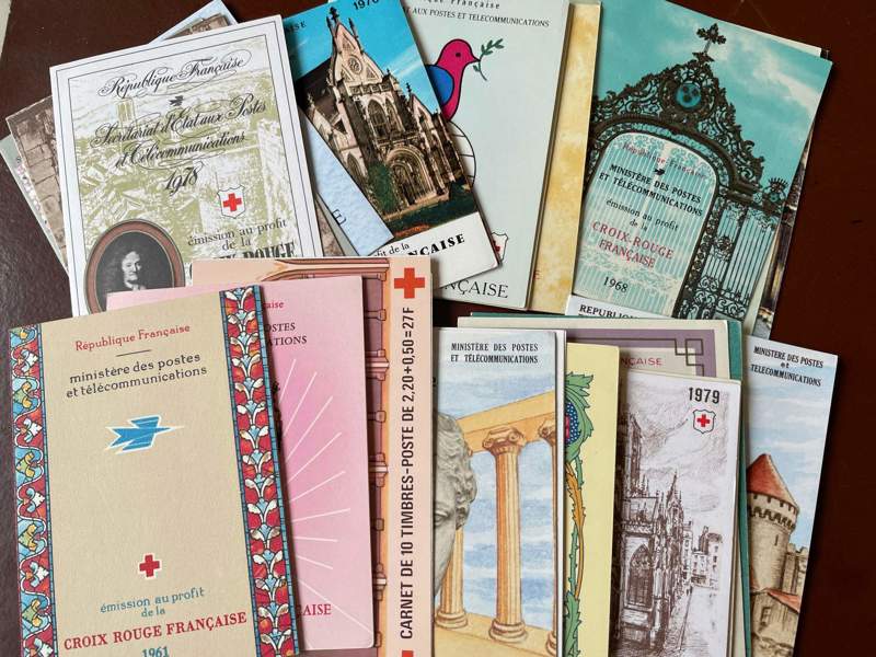 FRANKRIKE: xx lot Röda Kors Häften, alla olika. Mi 300
