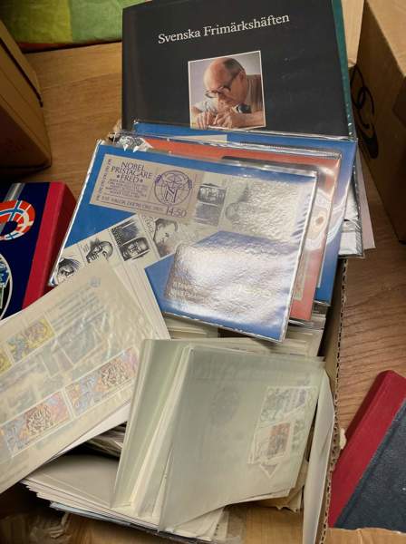 Låda mest xx Island och Sverige, även FDC.