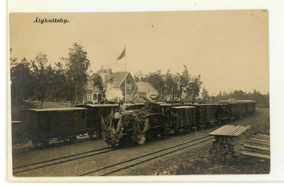 VYKORT: Älghultsby med lok, vagnar, fest-pyntat, fr-1925
