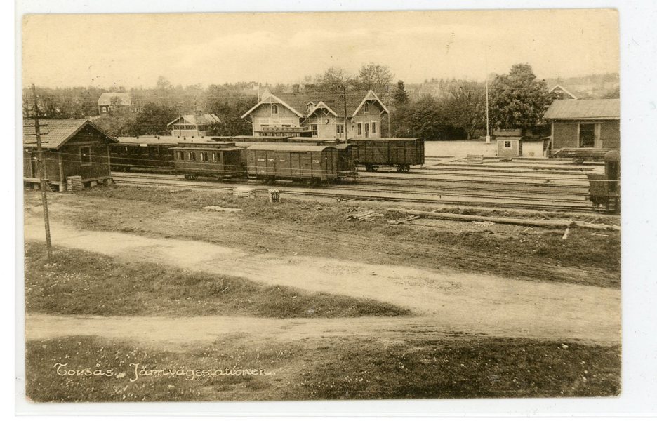 VYKORT: Torsås Järnvägs-station med vagnar , frank. 1940