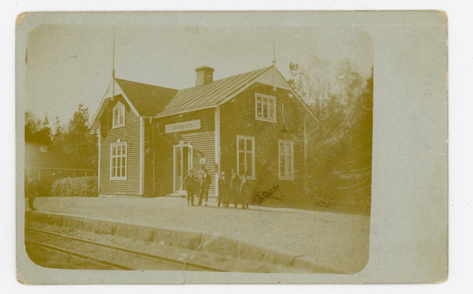 VYKORT: Grönskog Järnvägs-station med persona, ä f pl-21. riss