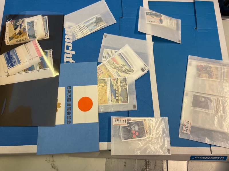 JAPAN: mest xx lot i bla tre album och perg.påsar.