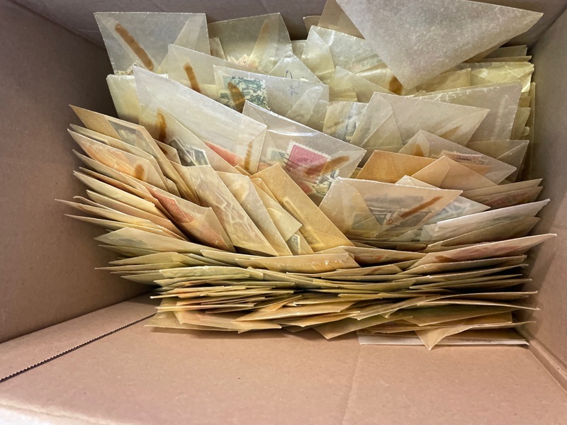 HELA VÄRLDEN: genuin lot med brutto 2,150g märken i perg.påsar.