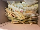 HELA VÄRLDEN: genuin lot med brutto 2,150g märken i perg.påsar.