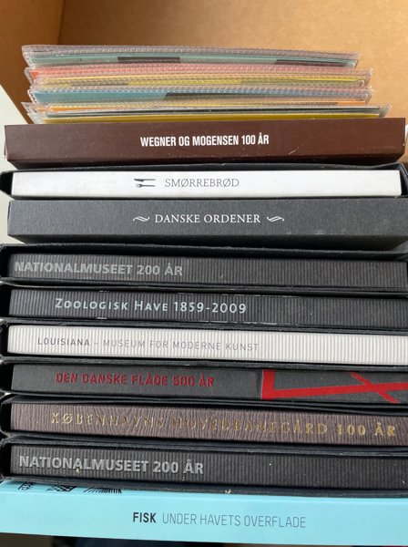 DANMARK/FINLAND: två kartonger xx material.