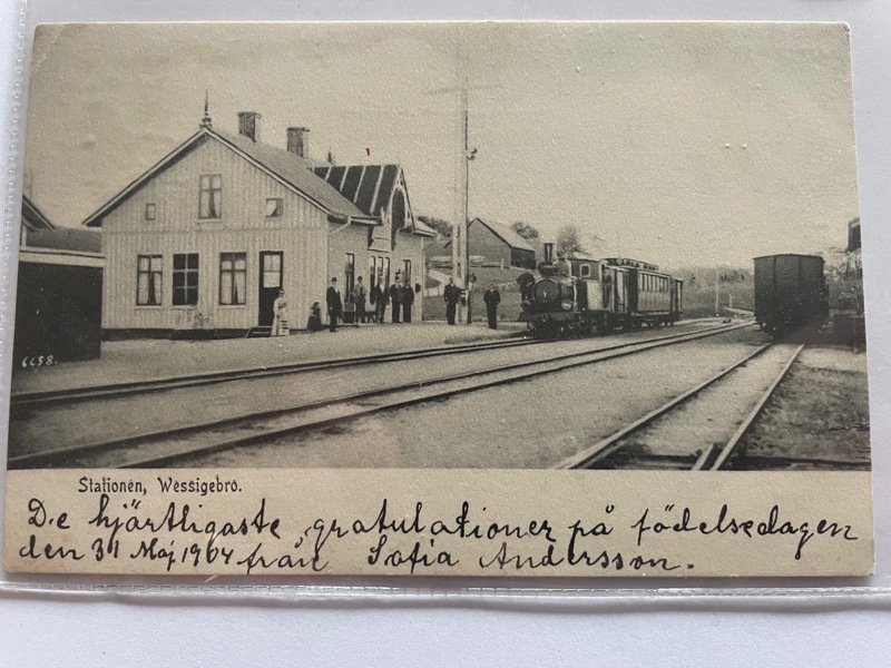 Järnvägs-stationen Wessigebro m lok, folk 1904, ej frank.