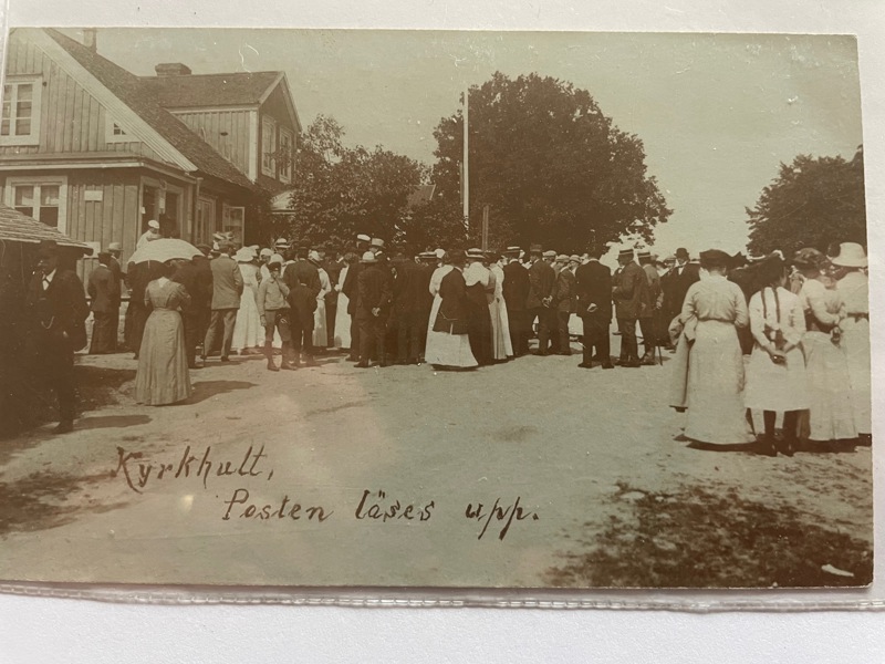 Kyrkhult; Posten läses upp, ofrank. ca 1910