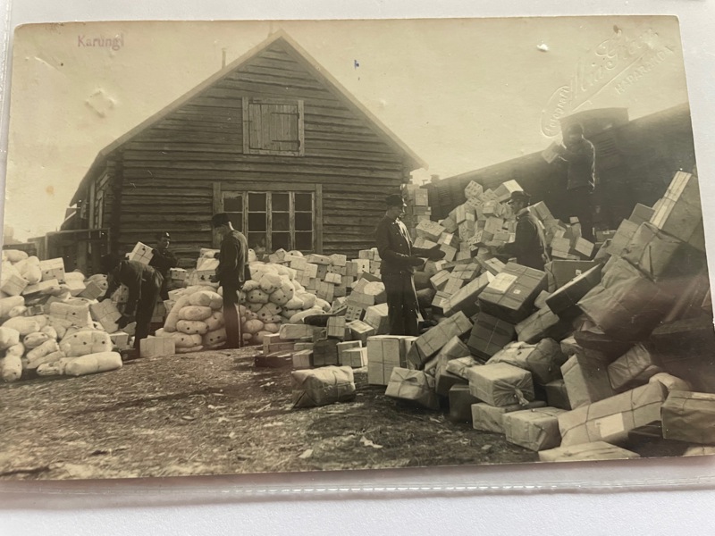 Karungi; Paket sorteras frankerat 1915.