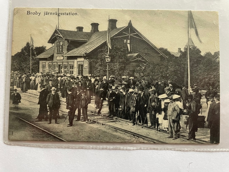 Järnvägs-stationen Broby, mycket folk, frank. 1918