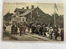Järnvägs-stationen Broby, mycket folk, frank. 1918