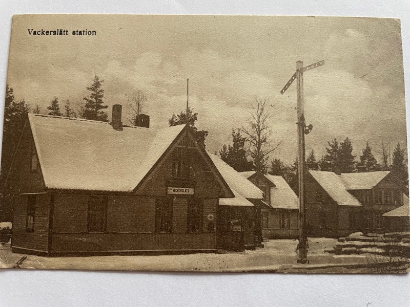 Järnvägs-stationen Vackerslätt i snö ca 1920.