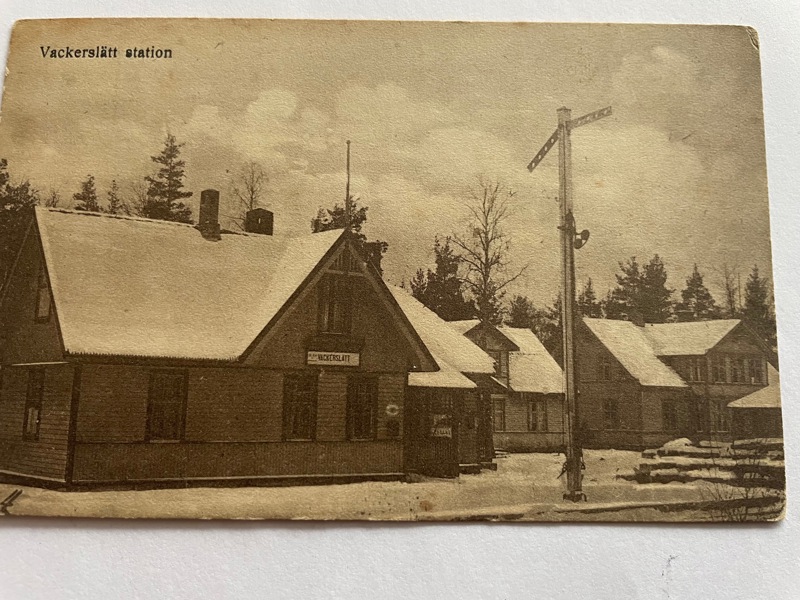 Järnvägs-stationen Vackerslätt i snö ca 1920
