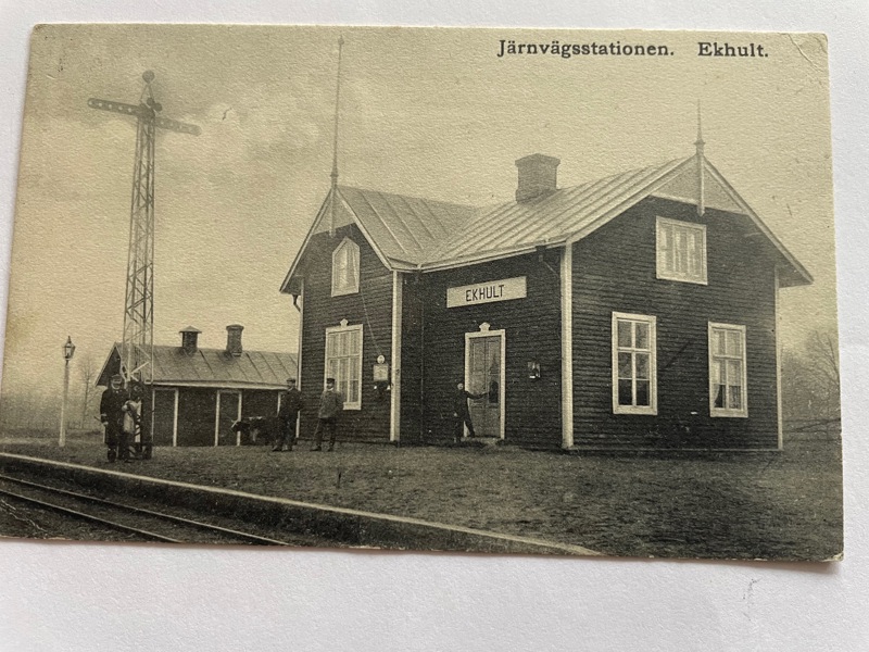 Järnvägs-stationen Ekhult, med personal, frank. ca 1915