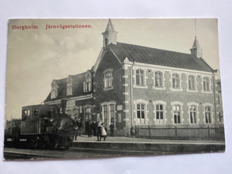 Järnvägs-stationen Borgholm, med lok, ofrank.