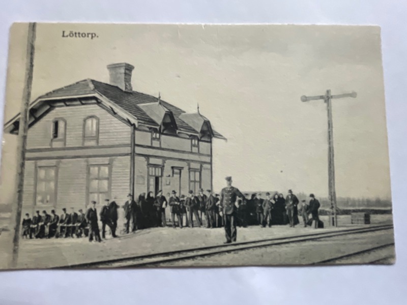 Järnvägs-stationen Löttorp, med stins, ofrank.