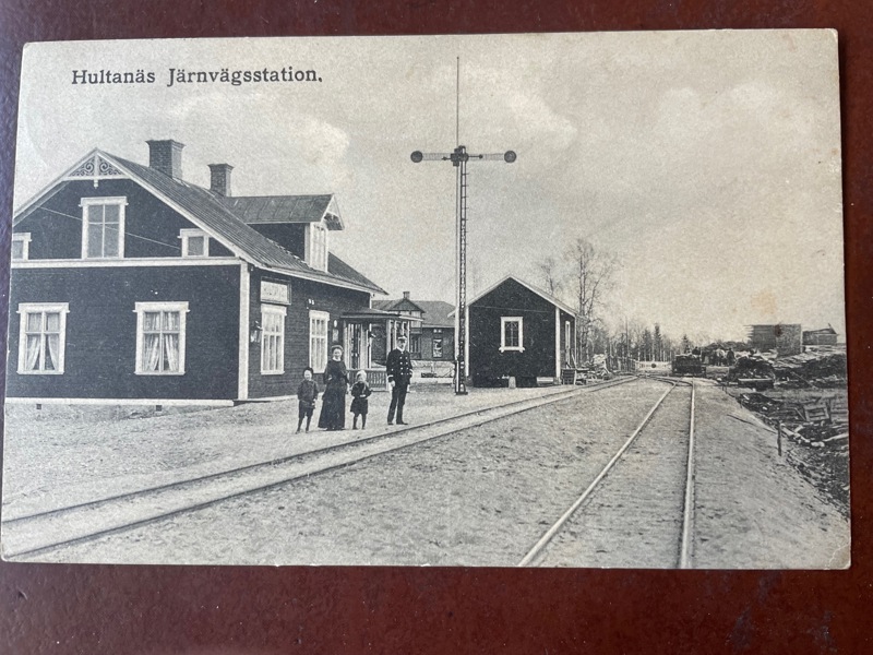 Järnvägs-stationen Hultanäs, med stins, frank. 1919