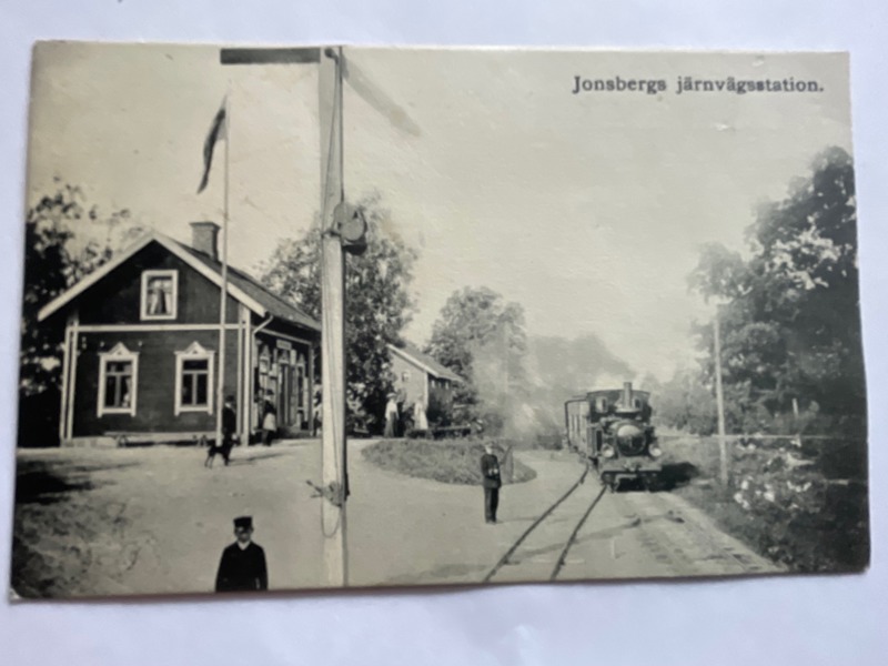 Järnvägs-stationen Jonsberg m lok, stins.