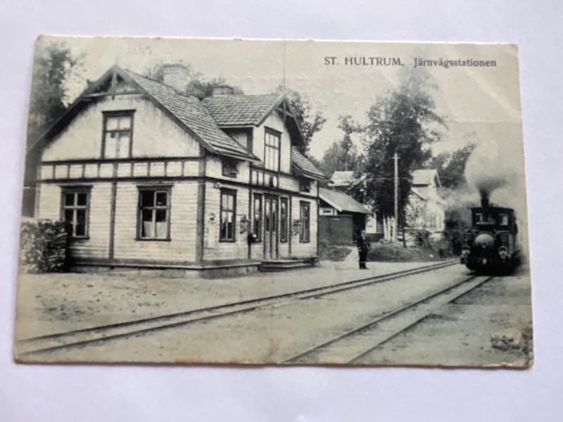 Järnvägs-stationen ST Hultrum, med lok och stins.