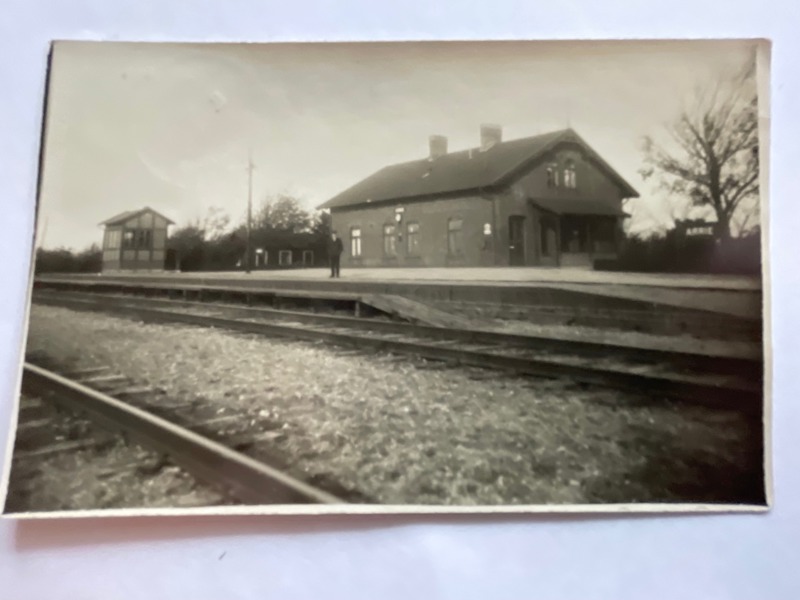 Järnvägs-stationen Arrie med stins, äkta foto.