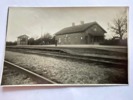 Järnvägs-stationen Arrie med stins, äkta foto.