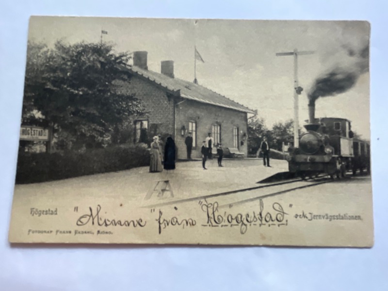 Järnvägs-stationen Högestad, med lok.
