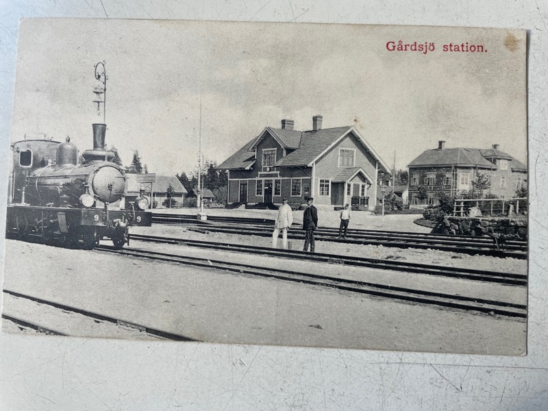 Järnvägs-stationen Gårdsjö med lok, personal frank. 1912