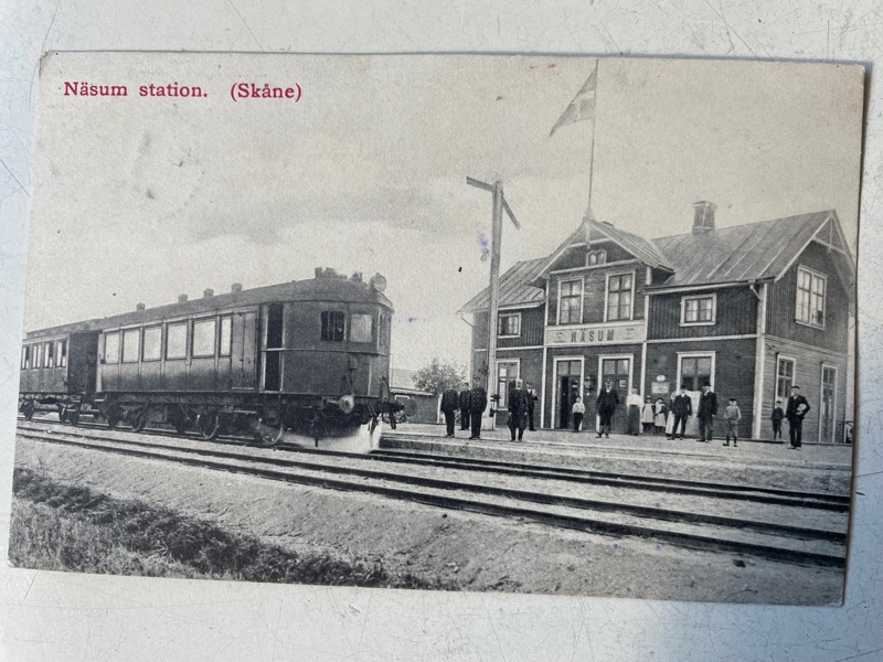 Järnvägs-stationen Näsum m vagnar, pl ca 1910.